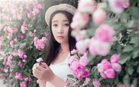Menina asiática com flores rosa HD Papéis de Parede