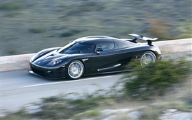 Preto supercarro Koenigsegg na velocidade