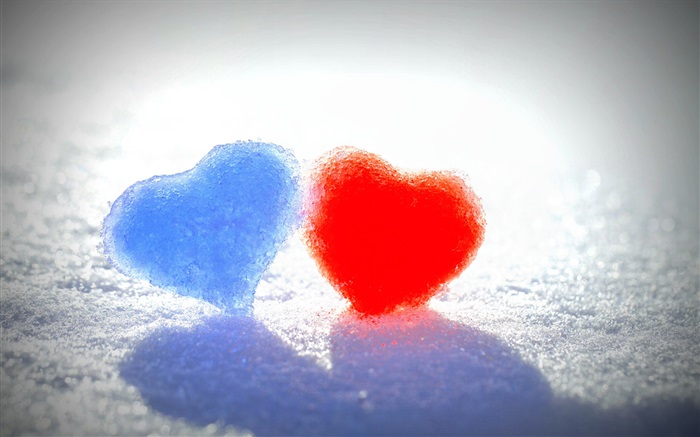 Corações azuis e vermelhos do amor na neve Papéis de Parede, imagem