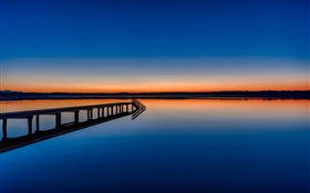 Lago calmo, ponte, crepúsculo, reflexão na água HD Papéis de Parede
