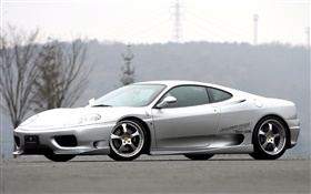 Ferrari supercar prateado vista lateral