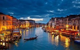 Veneza bela noite, casas, barcos, rio