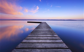 Ponte de madeira, lago, amanhecer, céu azul