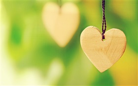 Amor em forma de coração de madeira