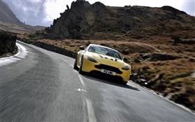 Aston Martin V12 Vantage S amarelo vista frontal supercar, velocidade