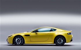 Aston Martin V12 Vantage S amarela vista lateral supercar