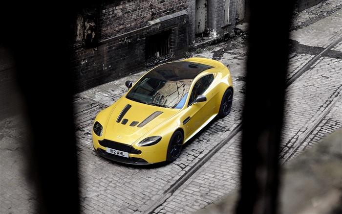 Aston Martin V12 Vantage S parada supercar amarelo na rua Papéis de Parede, imagem