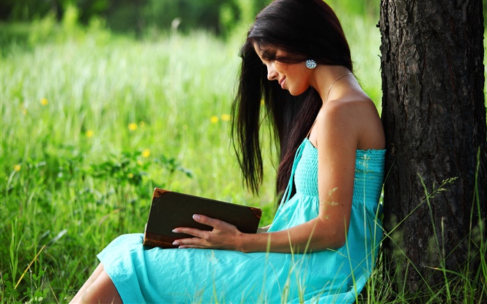 Menina vestido azul lendo um livro Papéis de Parede, imagem