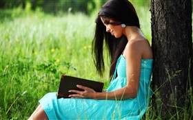 Menina vestido azul lendo um livro