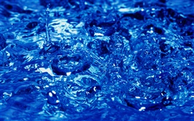 Água azul close-up, respingo