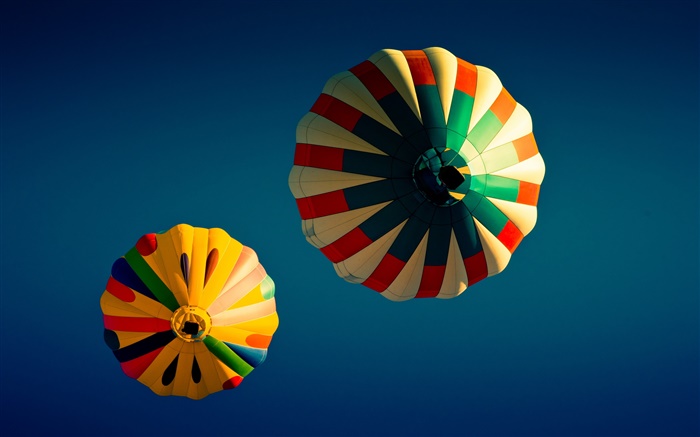 Balões coloridos quentes, céu azul Papéis de Parede, imagem