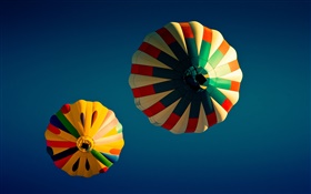 Balões coloridos quentes, céu azul