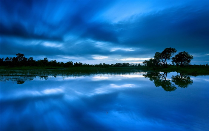 Anoitecer, lago, árvores, céu azul, reflexão da água Papéis de Parede, imagem