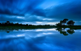 Anoitecer, lago, árvores, céu azul, reflexão da água