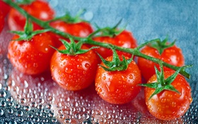 Frutas frescas, tomates vermelhos, gotas da água