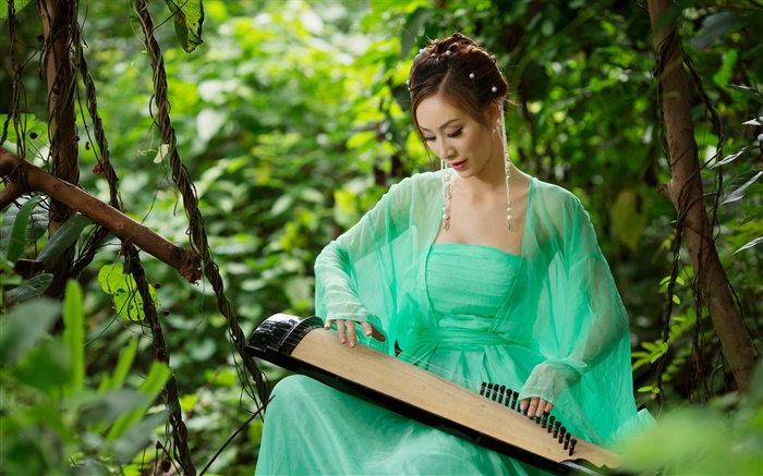 Vestido verde Menina asiática que joga a cítara Papéis de Parede, imagem