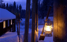 Iluminado lanterna, gatepost, Suécia, noite