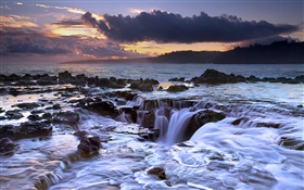 Oceano, fluindo de volta, por do sol, Kauai, Havaí, EUA