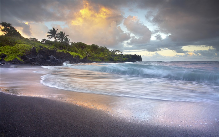 Ondas quebrando, praia de areia preta, Havaí Papéis de Parede, imagem