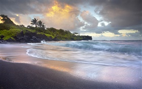 Ondas quebrando, praia de areia preta, Havaí HD Papéis de Parede