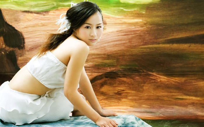 Branco vestido da menina asiática, olhar para trás Papéis de Parede, imagem