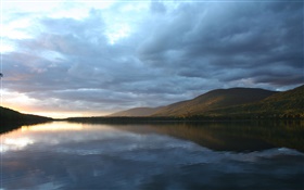 Céu nebuloso, lago, montanha, crepúsculo, reflexão da água HD Papéis de Parede
