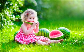 Bebê bonito, menina, comer, melancia, verão, prado