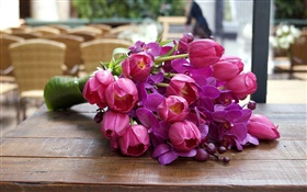 Flores roxas, tulipas, orquídeas, placa de madeira