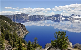 Volcanic lago, nuvens, árvores, reflexão da água HD Papéis de Parede