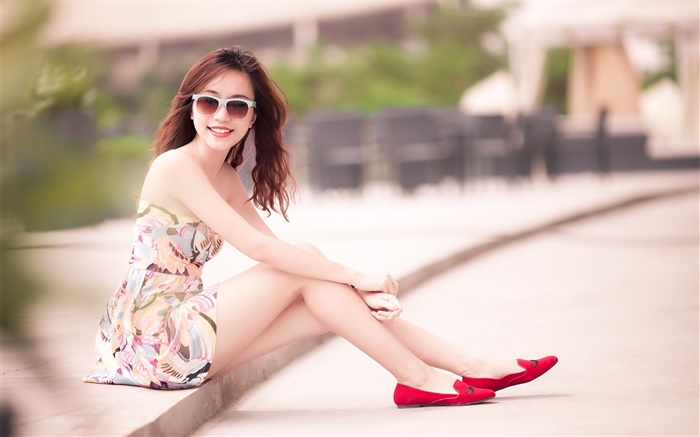 A menina asiática, sentado rua, óculos Papéis de Parede, imagem