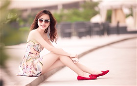 A menina asiática, sentado rua, óculos HD Papéis de Parede