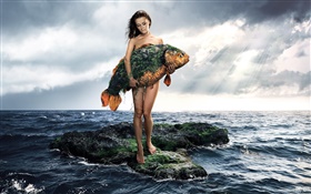 Imagens criativas, menina segurar um peixe, mar, nuvens
