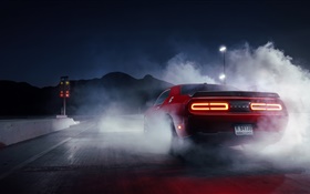 Dodge Challenger supercar vermelho retrovisor, fumaça