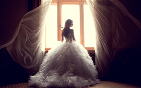 Menina no lado da janela, vestido branco, cortinas