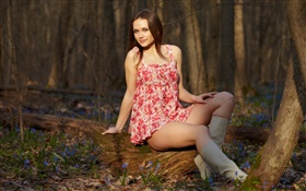 Sit menina na floresta, pernas, vestido vermelho, postura
