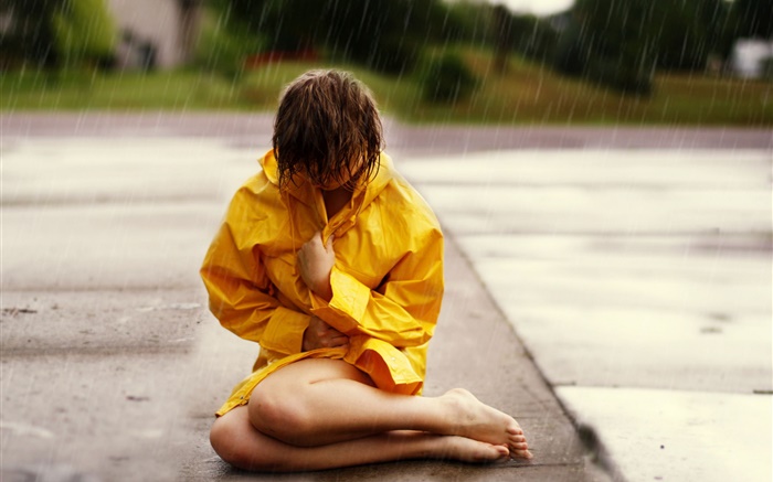 Sit menina na rua, chuva Papéis de Parede, imagem
