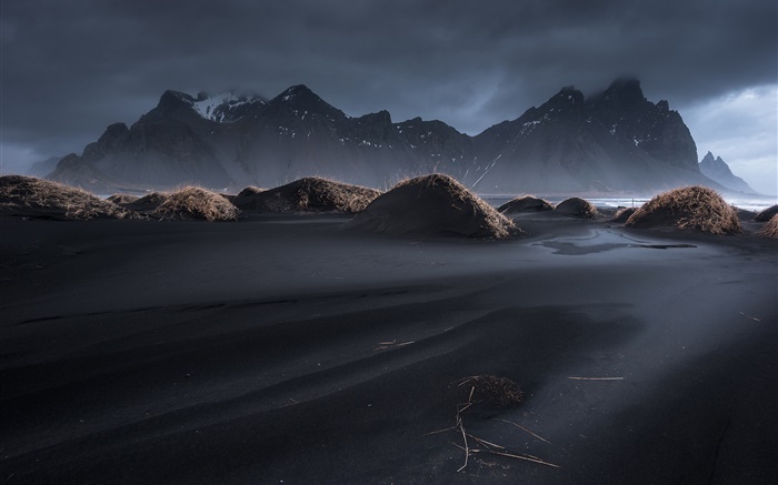 Islândia, Vestrahorn, de areia preta, crepúsculo, grama, montanhas, nuvens Papéis de Parede, imagem