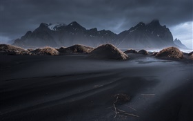 Islândia, Vestrahorn, de areia preta, crepúsculo, grama, montanhas, nuvens HD Papéis de Parede