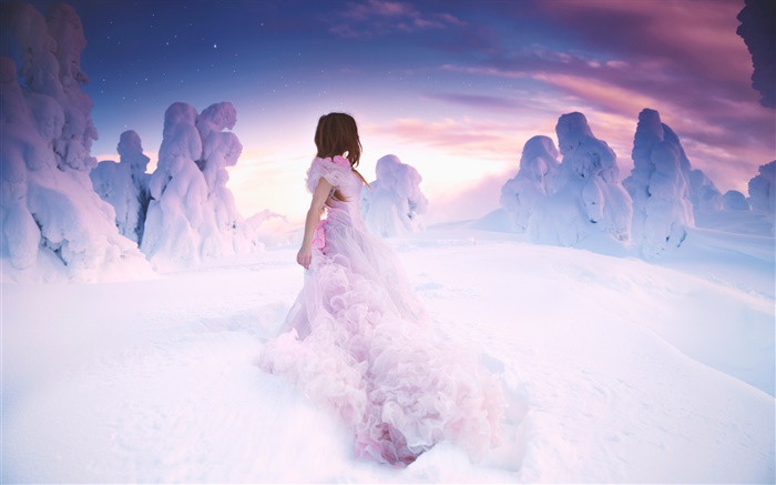 Menina vestido rosa no inverno, neve espessa Papéis de Parede, imagem