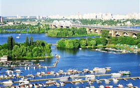 Ucrânia, cidade, rio, ponte, cais, barcos, árvores