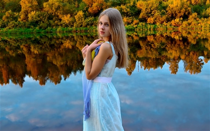 Branco vestido da menina, loira, olhos, lago, floresta, reflexão da água Papéis de Parede, imagem