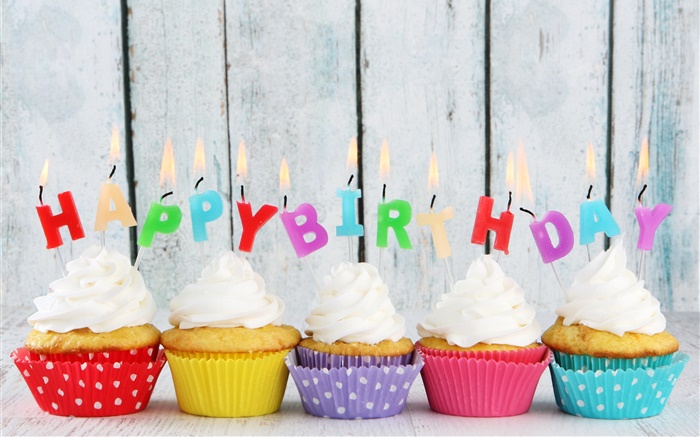 Feliz aniversário, cinco cupcakes, velas, letras coloridas, bolo de creme Papéis de Parede, imagem
