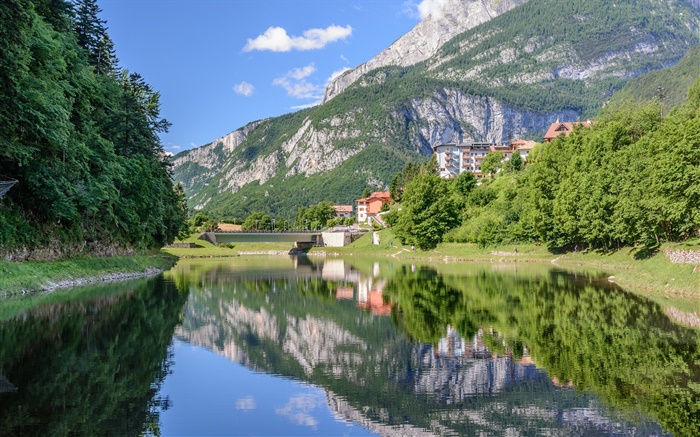 Lake Molveno, Trentino, Itália, montanhas, reflexão da água, ponte, árvores, casas Papéis de Parede, imagem