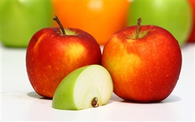 Duas maçãs vermelhas, fatia de maçã verde, fruta saborosa HD Papéis de Parede