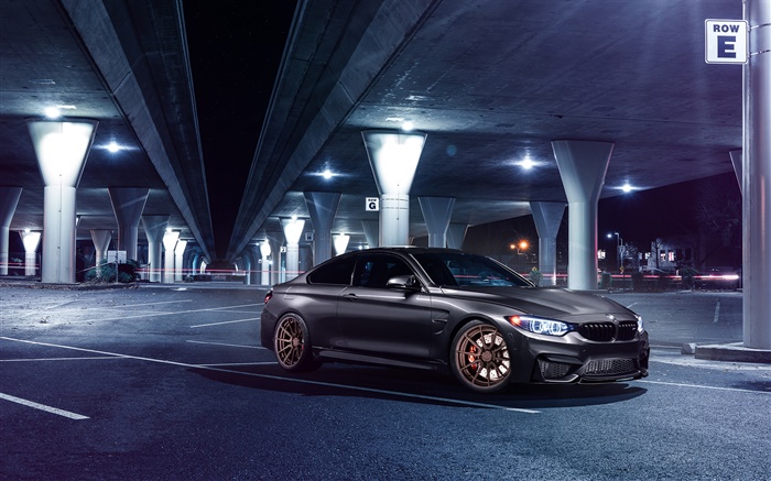 BMW M4 carro cinza à noite, estacionamento, luzes Papéis de Parede, imagem