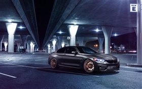 BMW M4 carro cinza à noite, estacionamento, luzes