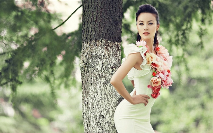 A menina bonita do vestido asiático, corpo esguio, flores Papéis de Parede, imagem