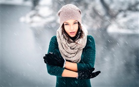 Menina no inverno frio, neve, vento, luvas, chapéu