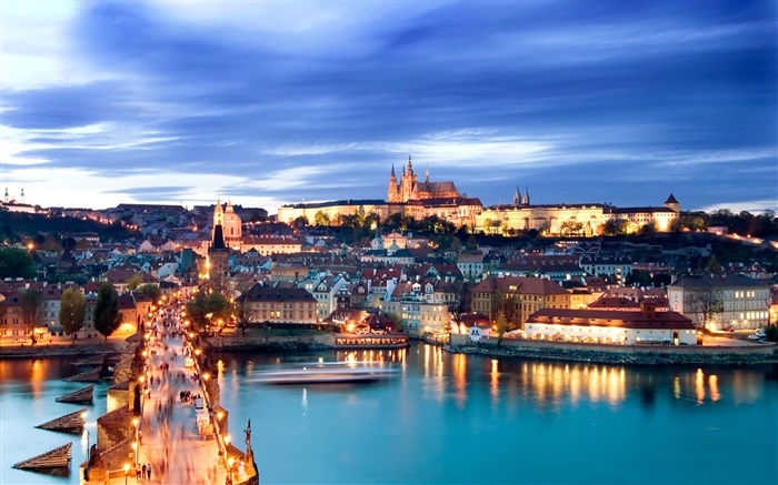 Praga cidade da noite, luzes, casas, Charles Bridge, rio, crepúsculo, céu Papéis de Parede, imagem