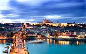 Praga cidade da noite, luzes, casas, Charles Bridge, rio, crepúsculo, céu HD Papéis de Parede